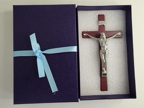 CRUZ COLOR VINO CON CRISTO PLATEADO 6"