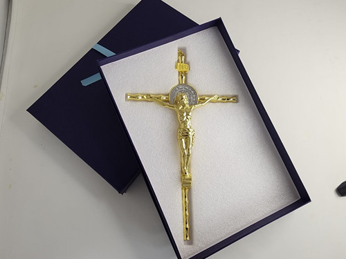 CRUZ DE SAN BENITO DORADA 10"