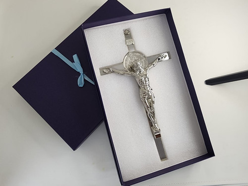 CRUZ SAN BENITO, EN METAL ACABADO EN PLATA