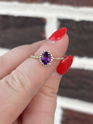.17cttw Oval Amethyst and Diamond Ring- 14KR
