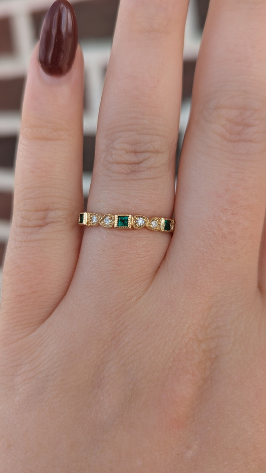 .10cttw Diamond and Emerald Stackable Band- 10KY