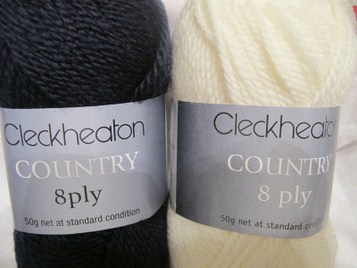 AUSSIE ANIMALS KNITTING KITS CLECKHEATON COUNTRY 8 PLY,PURE WOOL,PENGUIN