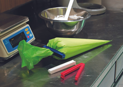 Matfer Bourgeat 169003 5.5"W Polypropylene Pastry Bag Clips - 3/Pack