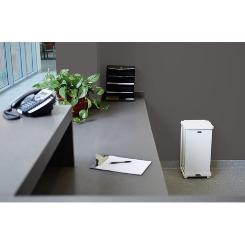 Rubbermaid FGST24EPLWH 13 Gal. White The Defenders Step Can