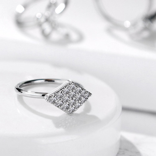 Diamond-Shape Bendable Nose/Cartilage Hoop 20G Diamond-Shape Bendable Nose/Cartilage Hoop 20G