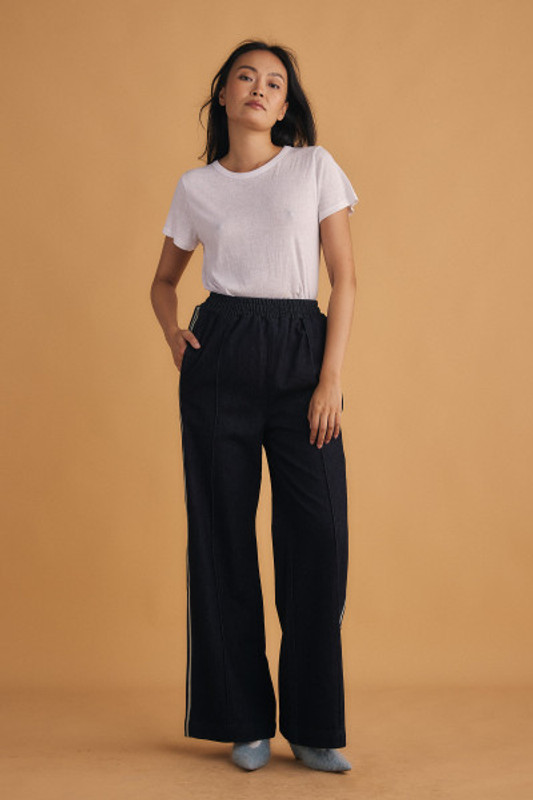 Sporty Elastic Waist Wide Leg Jean in Indigo Wash