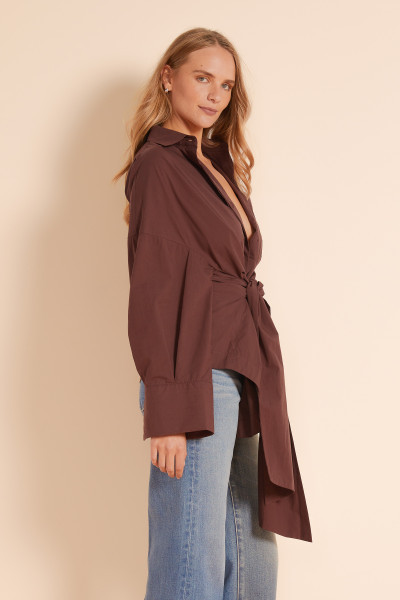 TIE WAIST OVERSIZED SHIRT IN CHOCOLATE