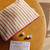 LILI FLAT POUCH STRIPES TENNIS GREIGE / PEACAN