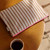 LILI FLAT POUCH STRIPES TENNIS GREIGE / PEACAN