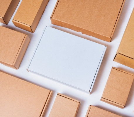 Custom Shipping Boxes: Kraft or White Boxes?