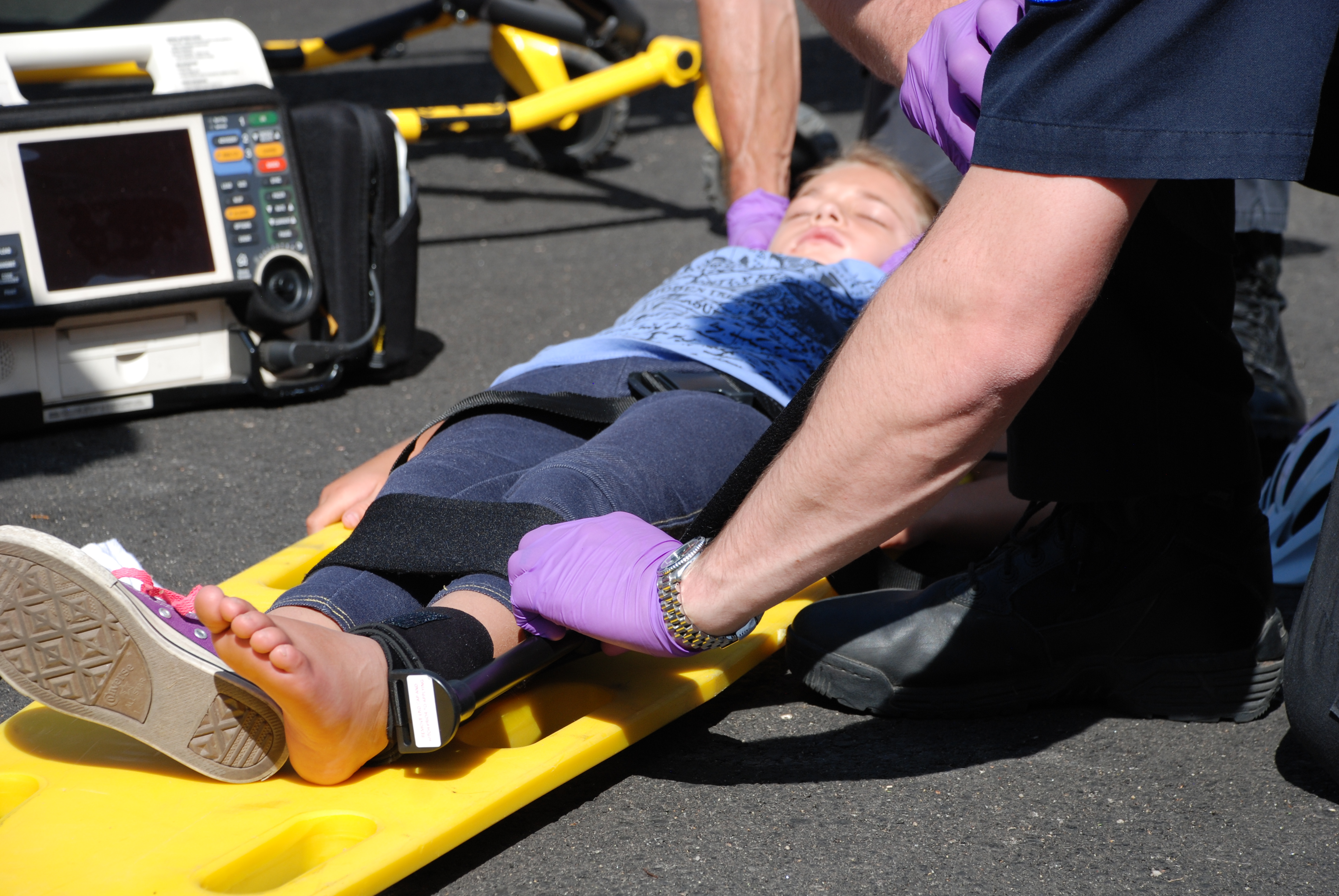 Kid getting a splint put on them