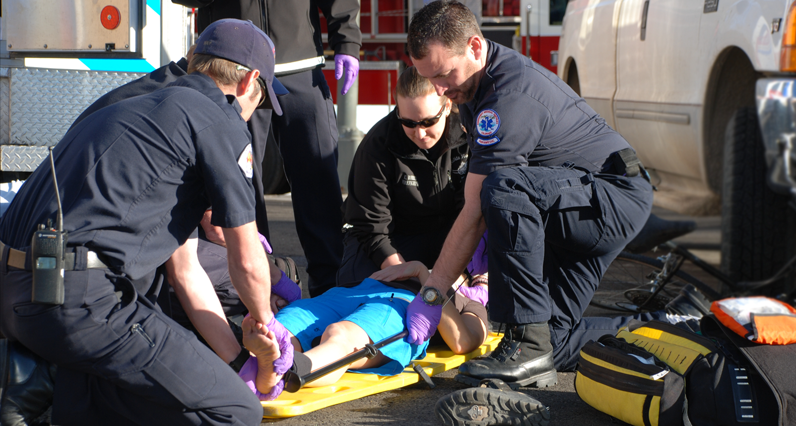 Ems putting on a splint