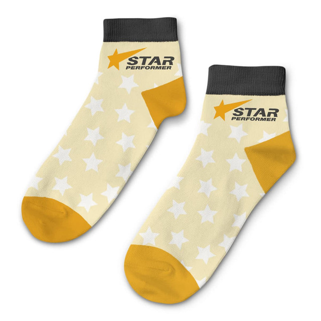 Ankle socks in cream with white stars and yellow accents, featuring a logo on the side.