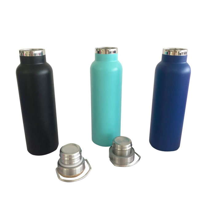 A drink bottle in black, teal, and navy blue with stainless steel lids and two additional metal lids.