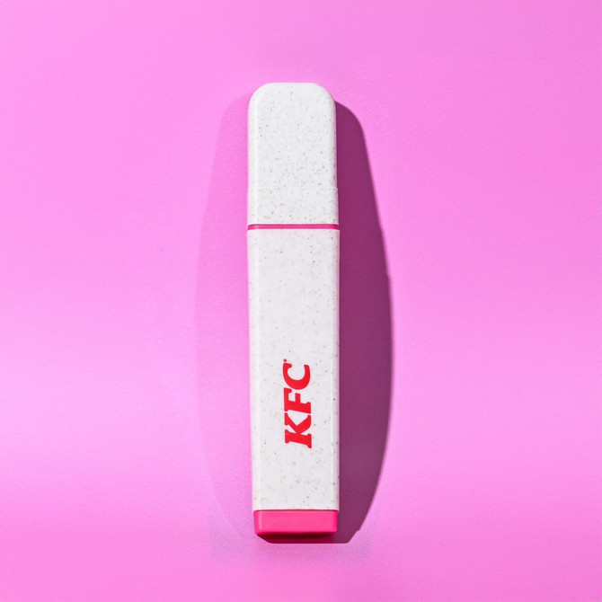 A highlighter in white with a pink cap, featuring a logo on its side, set against a pink background.
