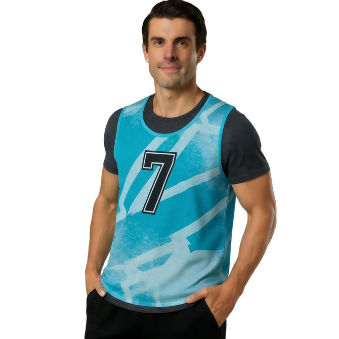 A training bib in blue with a graphic design and a logo, featuring a number 7 on the front.