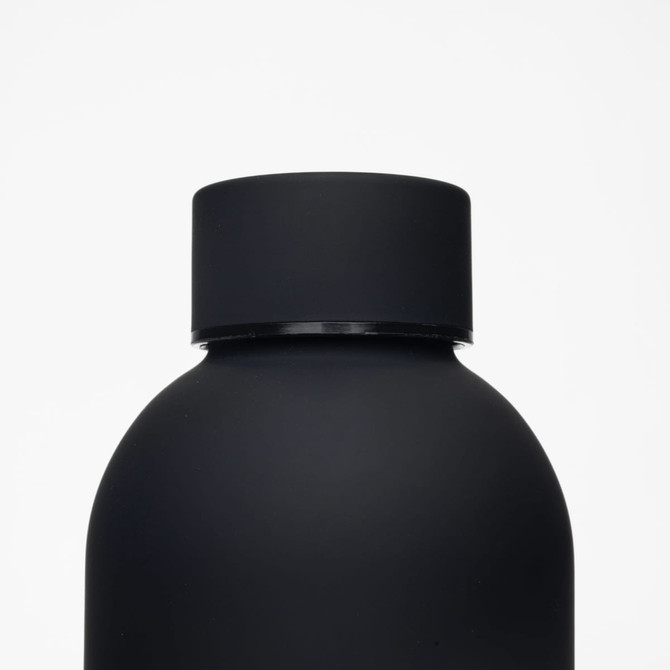 A drink bottle in matte black with a rounded body and a smooth cap. It features a logo on the surface.
