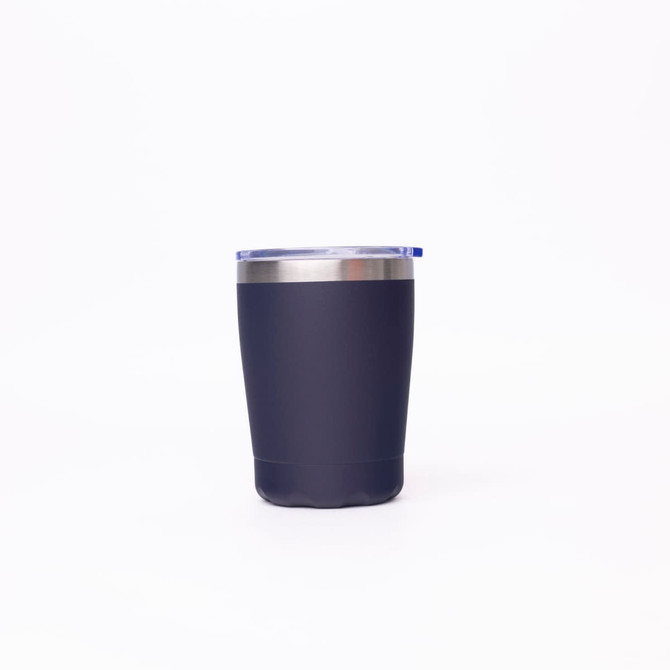 A drink bottle in navy blue with a stainless steel rim and a clear lid, featuring a logo.