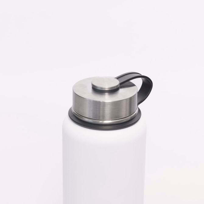 A drink bottle in white stainless steel with a double wall and a metal lid, featuring a black handle.