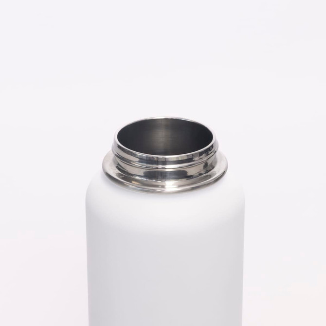 A drink bottle in white stainless steel with a double wall design and a metallic opening, featuring a logo.