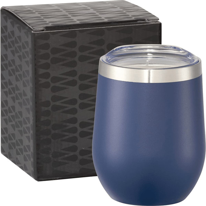 A drink bottle in navy blue with a silver rim, placed beside its packaging. It features a transparent lid.