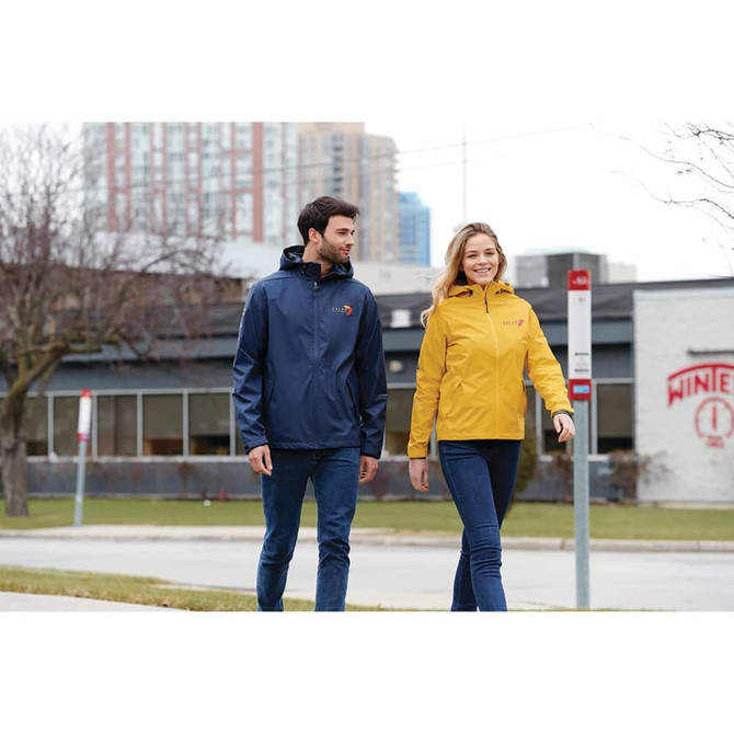 A navy and a yellow rain jacket are worn by a man and a woman walking outside, with a city backdrop.