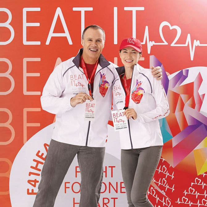 A packable white jacket for women with a logo, featuring a modern design and vibrant colours.