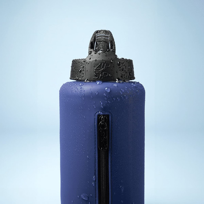 A drink bottle in navy blue with a textured surface and a black zippered lid. It features a logo on the lid.