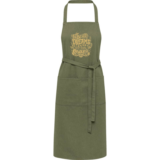 An olive green apron made from 240 g/m² recycled material, featuring a design and a waist tie. It has a logo.
