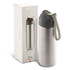 A drink bottle in stainless steel with a dark grey cap and strap, presented alongside its packaging featuring a logo.