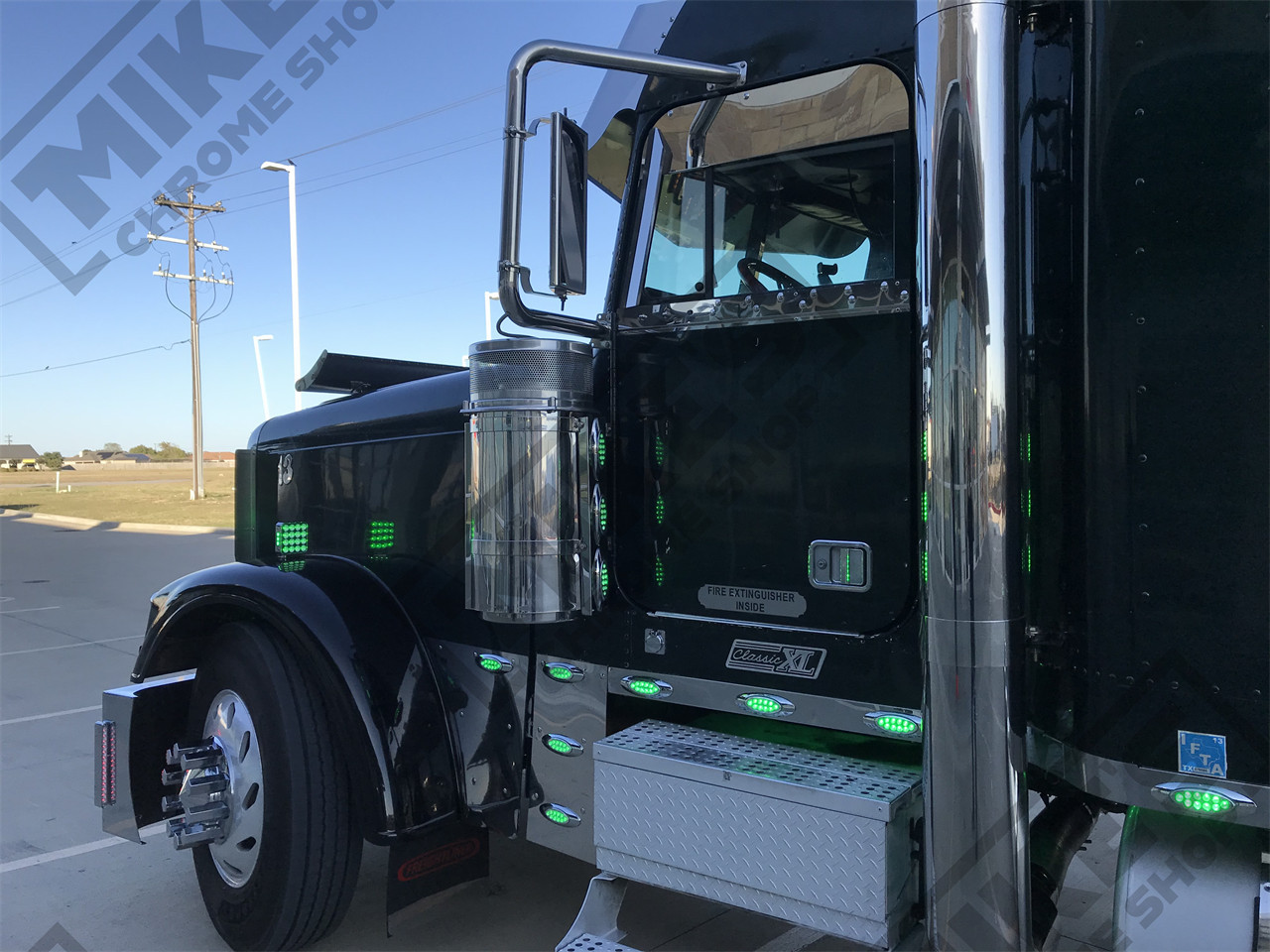 Freightliner Classic under window trim w/dimple for cab mounted mirror