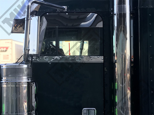 Freightliner Classic under window trim w/dimple for cab mounted mirror