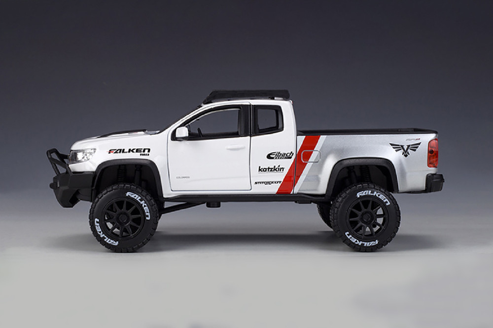 2017 Chevy Colorado ZR2 Pickup Truck Falken Tires, White - Maisto 32534W - 1/24 scale Diecast Car