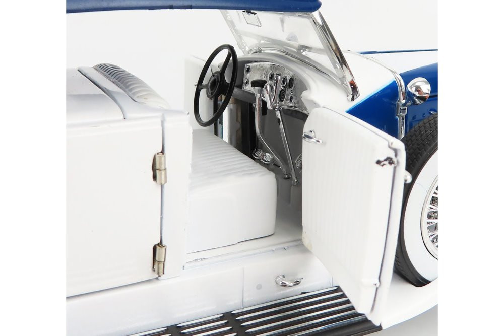 1934 Duesenberg II SJ Phaeton, White with Blue - Greenlight 13589 - 1/18 scale Diecast Car