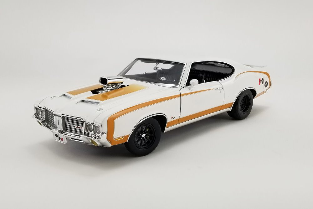 1972 Oldsmobile 442 Hurst, White and Gold - Acme A1805620 - 1/18 scale Diecast Model Toy Car