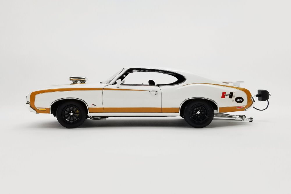 1972 Oldsmobile 442 Hurst, White and Gold - Acme A1805620 - 1/18 scale Diecast Model Toy Car