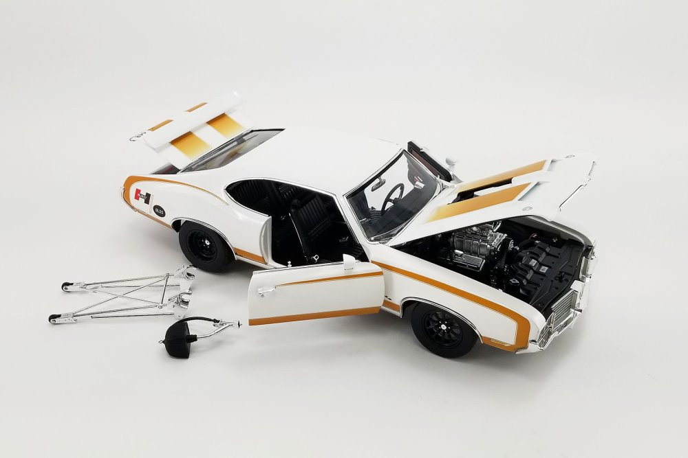 1972 Oldsmobile 442 Hurst, White and Gold - Acme A1805620 - 1/18 scale Diecast Model Toy Car