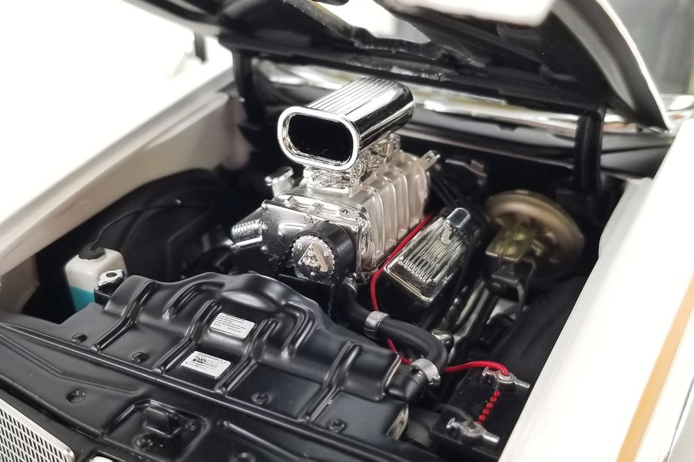 1972 Oldsmobile 442 Hurst, White and Gold - Acme A1805620 - 1/18 scale Diecast Model Toy Car