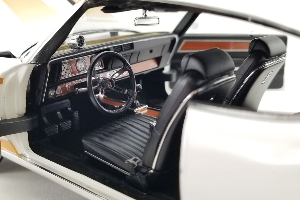 1972 Oldsmobile 442 Hurst, White and Gold - Acme A1805620 - 1/18 scale Diecast Model Toy Car