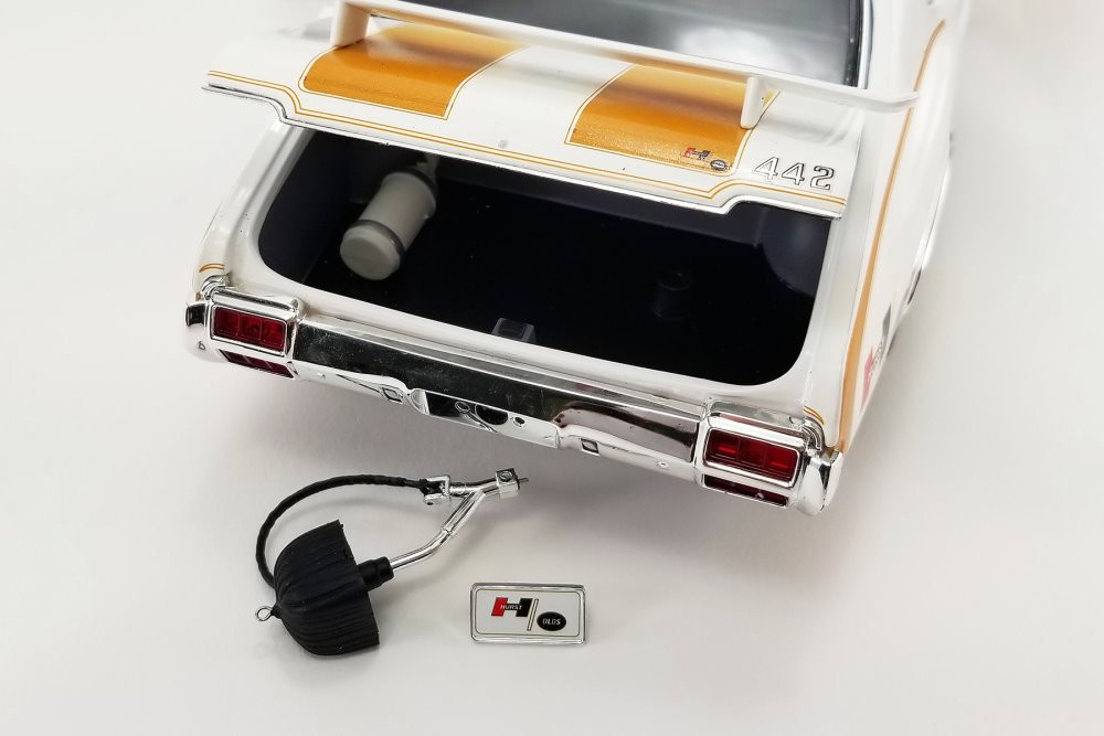 1972 Oldsmobile 442 Hurst, White and Gold - Acme A1805620 - 1/18 scale Diecast Model Toy Car