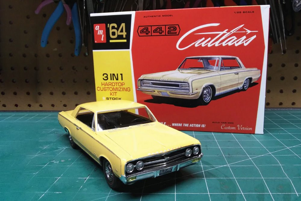 1964 Oldsmobile Cutlass 442 Hardtop 3-In-1, Gray - AMT AMT1066/12 - 1/25  scale Plastic Model Kit