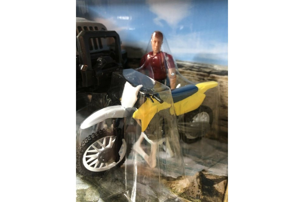 Jeep Wrangler Sahara w/ Dirt Bike and Figurine, Gray - New Ray 37446A - 1/18 scale Diecast Car