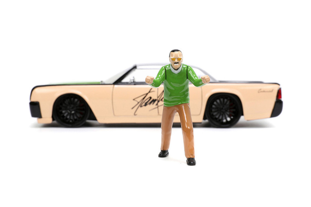 1963 Lincoln Continental w/ Stan Lee Figure, Gold /Green - Jada Toys 32778 - 1/24 scale Diecast Car
