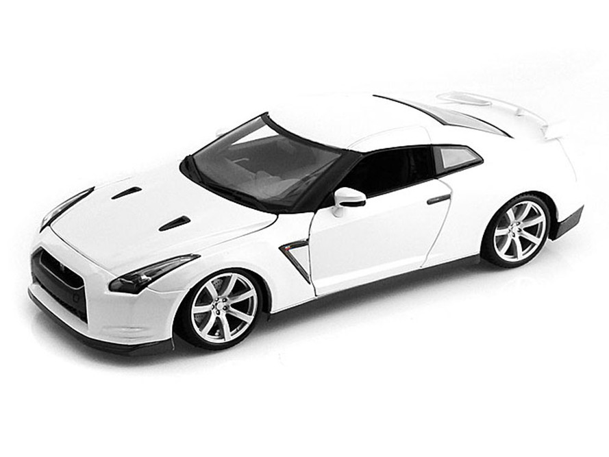 2009 Nissan GT-R, White - Bburago 12079 - 1/18 scale Diecast Model Toy Car