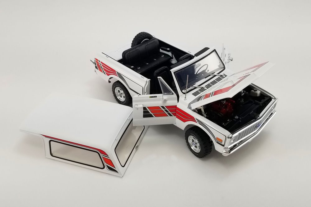 1971 Chevy K5 Blazer, White /Red - Acme A1807705 - 1/18 Scale