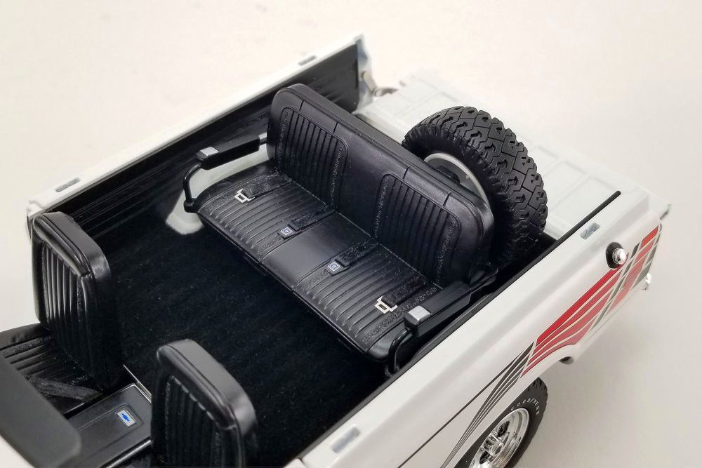 模型製作用品 Handjoy k5 1971 Chevy K5 Blazer, White /Red - Acme A1807705 - 1/18 Scale