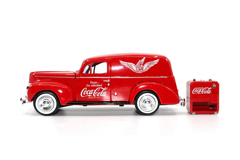 1940 Ford Sedan Cargo Van w/Vending Machine, Coca-Cola, Motor City Classics, 1/24 Scale Diecast Car