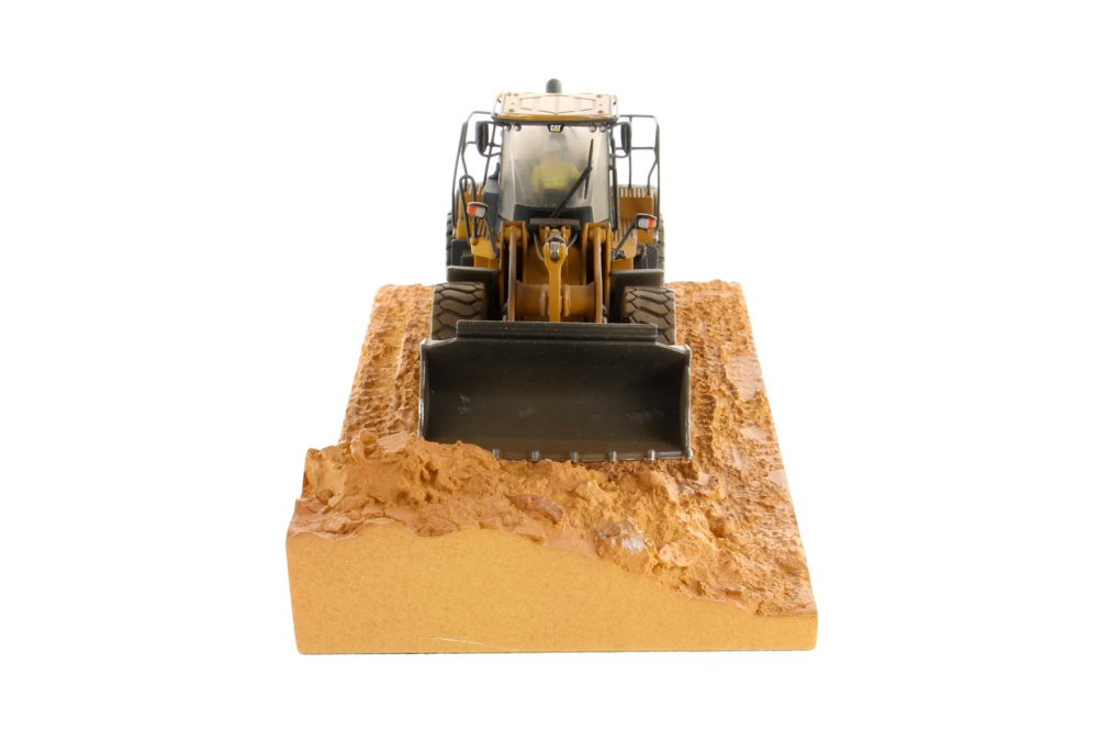 Caterpillar 966M Weathered Wheel Loader with operator - Diecast