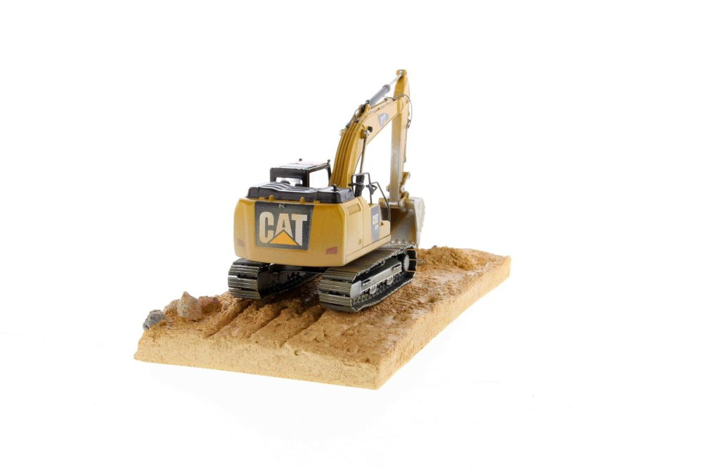 Caterpillar 320F Weathered Excavator with operator - Diecast Masters 85701 - 1/50 Scale Replica