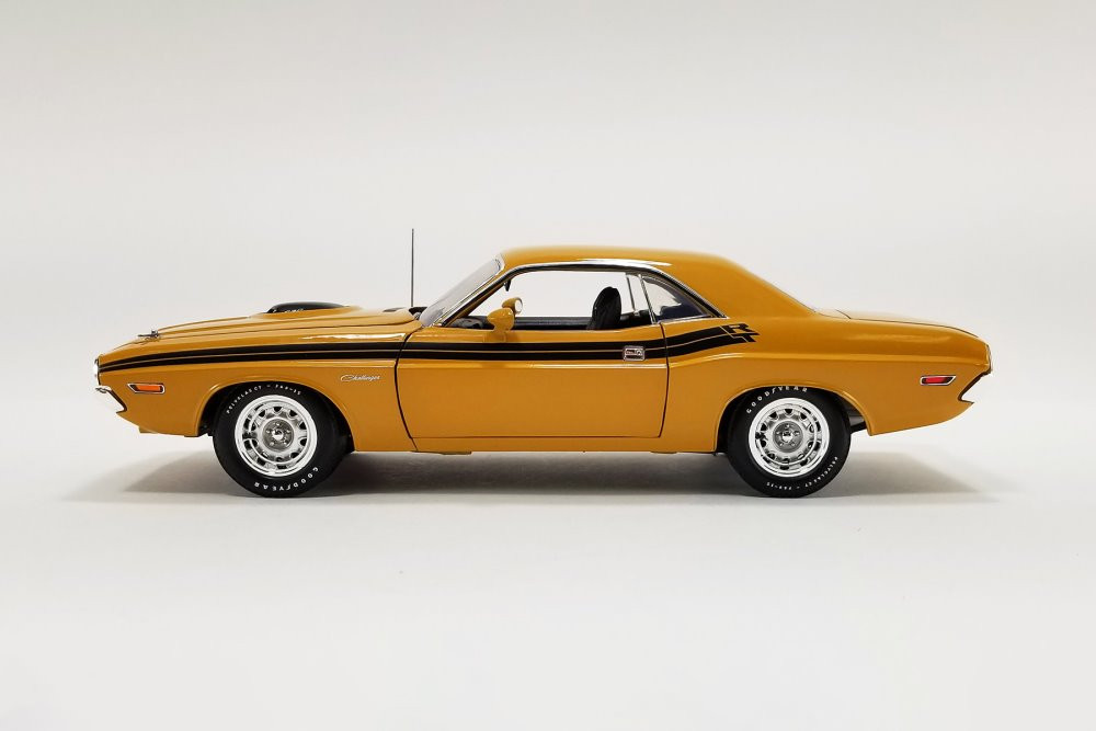 1971 Dodge Challenger R/T Hemi, Butterscotch Orange - Acme A1806023 - 1/18 Scale Diecast Car